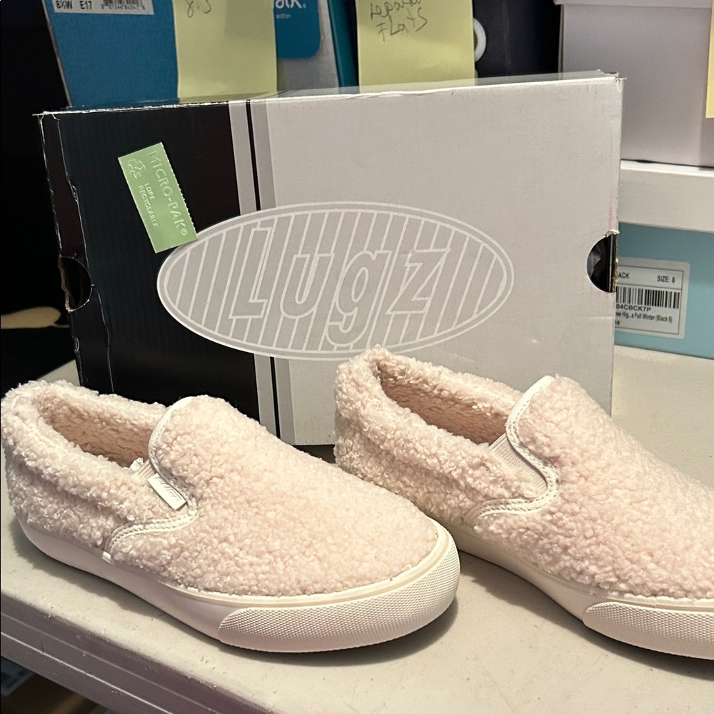 Women’s size 5 1/2 clipper fleece cream, colour Lugz Soft Cream Fleece Slip-Ons